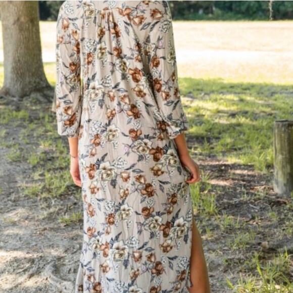 Natural Life long sleeve maxi dress gray floral roses size Large
Magnolia - Picture 2 of 11